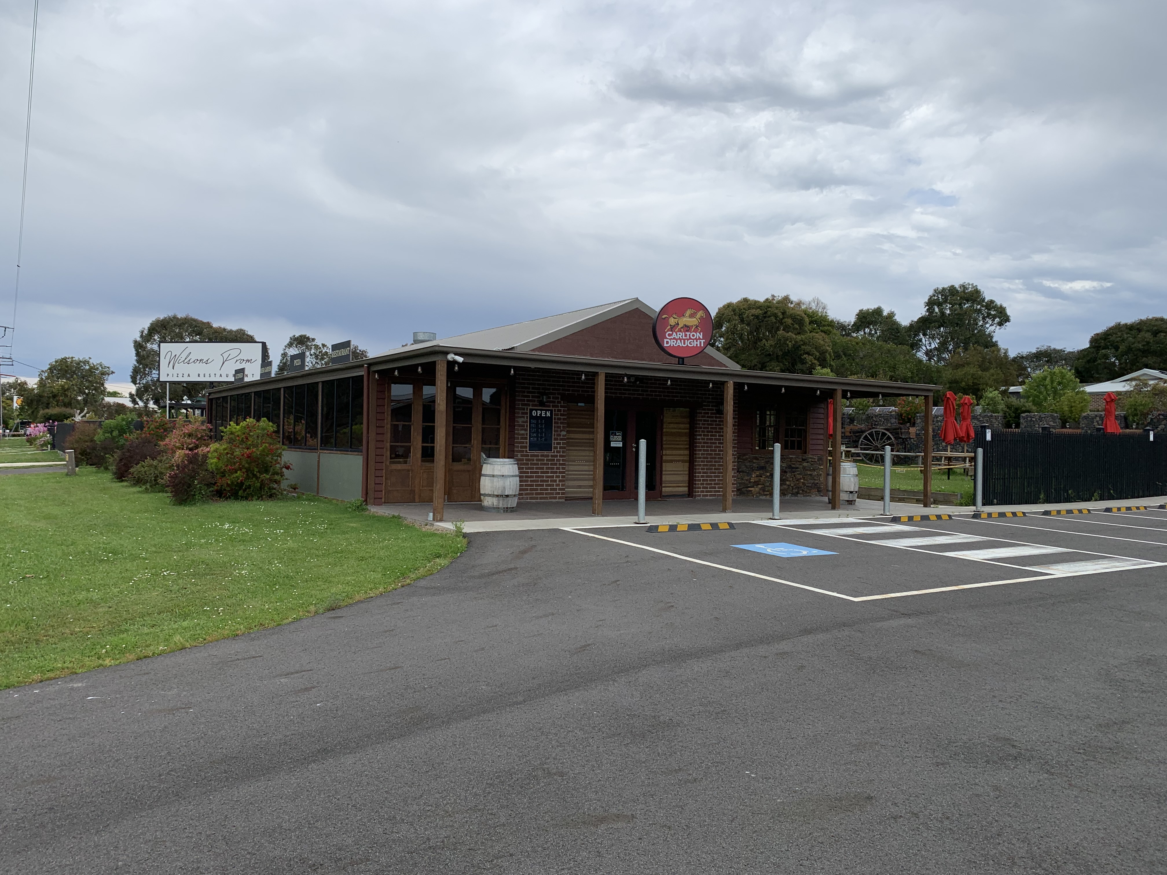 Local pizza restaurant near Yanakie